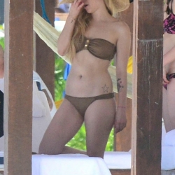 Avril Lavigne bikini