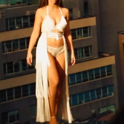 Jennifer Love Hewitt sexy in behind the scenes