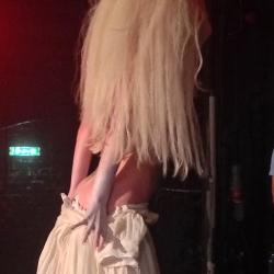 Lady Gaga strips nekkid on stage in London