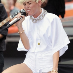 miley cyrus leggy performance on the today show