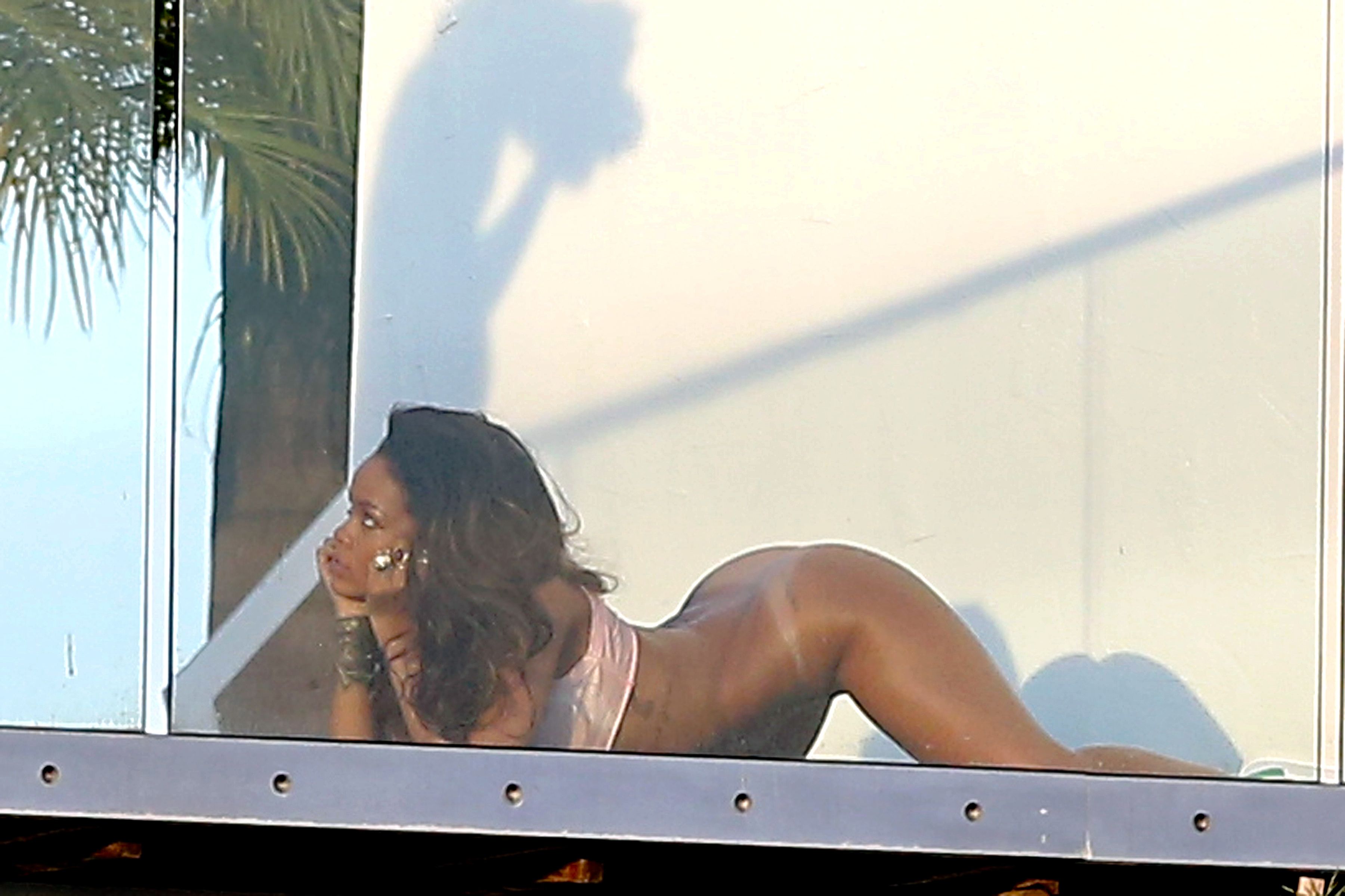 Rihanna butt photos