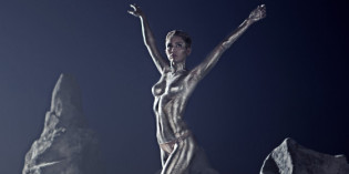 Miley Cyrus in metallic body paint