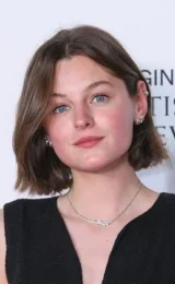  Emma Corrin